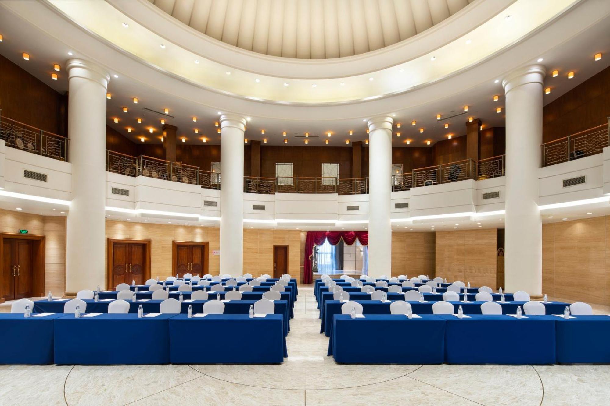 Crowne Plaza Center By Ihg โรงแรม