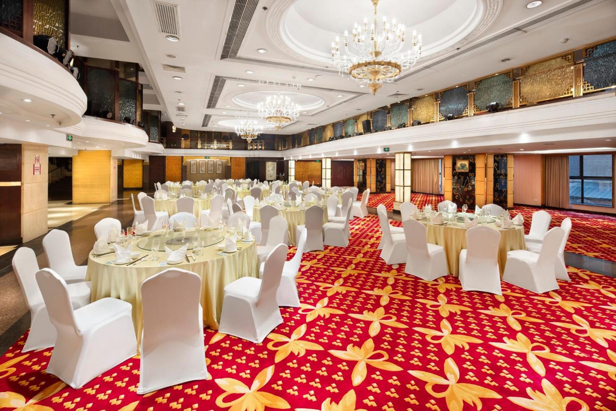 โรงแรม Crowne Plaza Center By Ihg