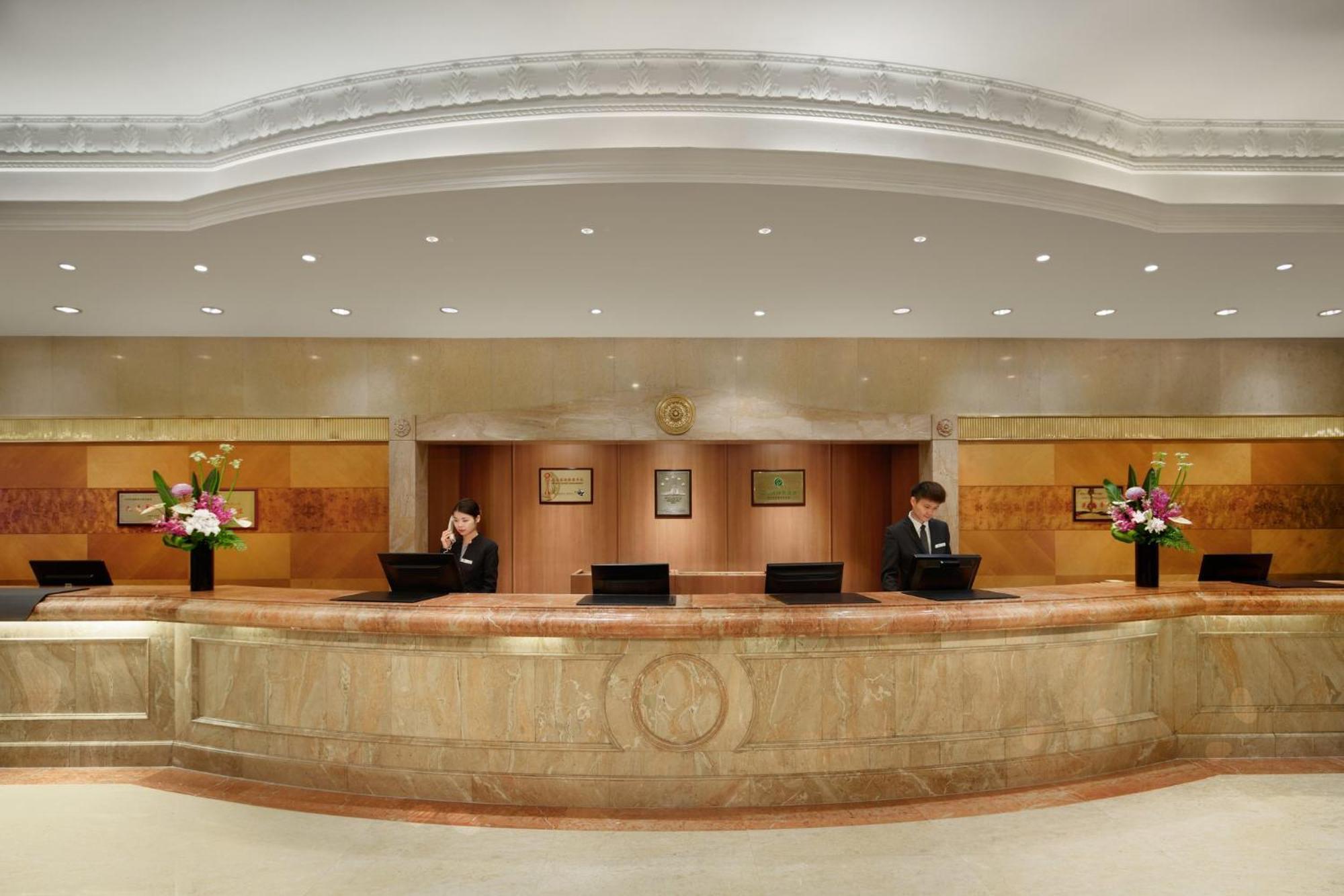โรงแรม Crowne Plaza Center By Ihg